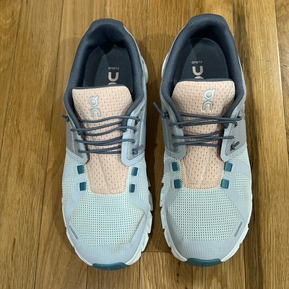 On cloud tennis shoes size 8.5